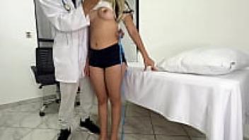 On the occasion of the medical examination of the college jock girls, the perverted physician takes advantage of the innocence of the Jav.