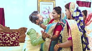 (Hindi Audio) The stepfather-in-law of Tharki Burha is in love with four daughters-in-law who have recently tied the knot.