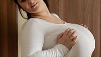 Unbelievable natural tits from Alice 85JJ-