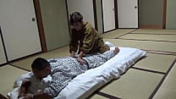 I was able to seduce a waitress who came to a hot spring inn to lay down a futon and then I had sexual relations with her! A covert camera was used to record the entire event that took place in the room!