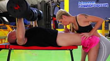 Extensive anal love in a public gym that is in close proximity to other people