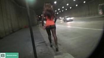 A woman of brunette complexion lifted the dress in public when the city was in the midst of its traffic. (Watch the entire video in red on xvideos)