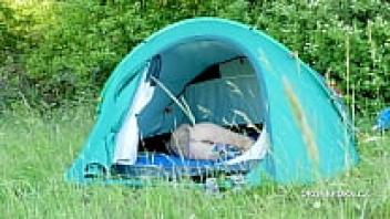 Alžb?ta, a nudist, was present in the tent.