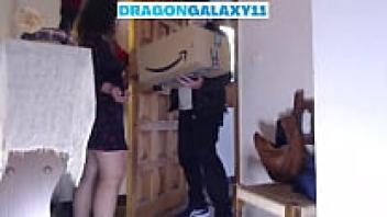 Incompetent blowjob against the delivery man