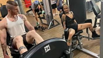 The heat at the gym made me feel weak. Evelyn Buarque: I ended up taking it home.