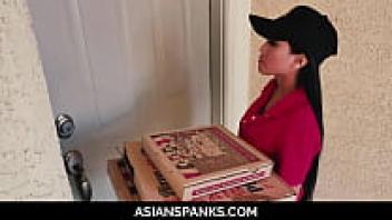 [UNCENSORED] A Pizza Delivery Teen Was Cheated on by Jerking Guys (Ember Snow)