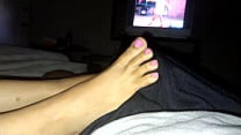 An Iraqi adolescent beauty with a foot job