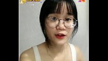 Uplive broadcast of a seductive dress