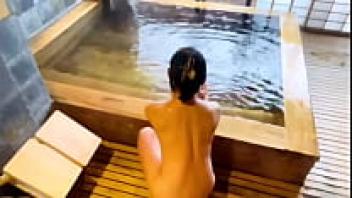 A solo female traveler in Qun Prefecture visits a natural hot spring in the lake.