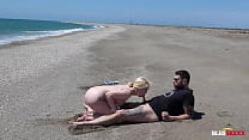 Dogging with a stranger on the beach, bareback