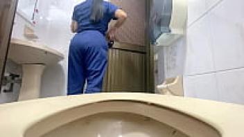 PATIENT AND NURSE PISSING RECORDS IN THE HOSPITAL BATHROOM