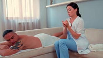 A patient was enticed by a masseuse nurse.