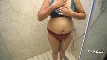 Indian Bhabhi Shaving Pussy Hair and Going Nude in the Bathroom