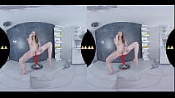 Virtual Porn: Redhead plays with her pee-soaked pussy