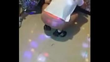 Putting underwear during karaoke is a Korean pornographic video on Daughter.com.