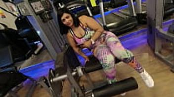 Training horny in the gym without underwear