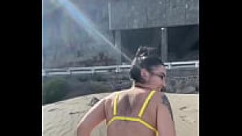 See how it warms up the swimmers on the beach with its #kodabratz movements.