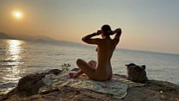 On a nudist beach, I asked a stranger to apply sunscreen for me.