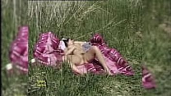 In the sun, fingering her pussy! Community of amateurs.xxx