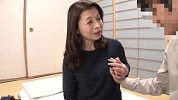 For the first time, isn't it awkward to be with an aunt? Virgin-kun's brush-down sexual encounters with married women are the finest. Toda Emi