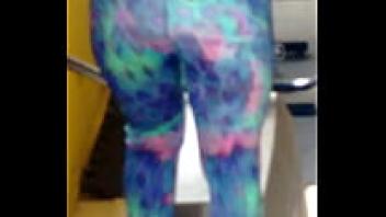 Blonde crown workout at São Paulo gym.