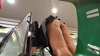 I put a camera in the supermarket cart and captured a culona sans panties, the finest UPSKIRT you will ever see in HD, and no blowjobs.